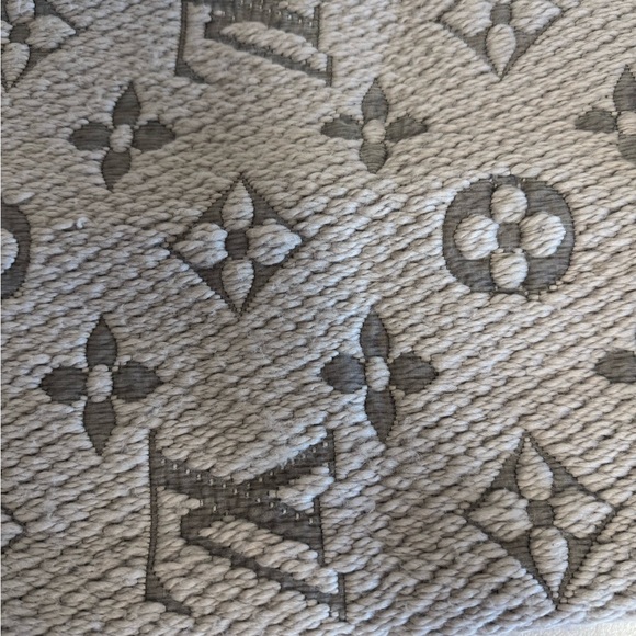 LV logomania scarf (grey) - Picture 10 of 16